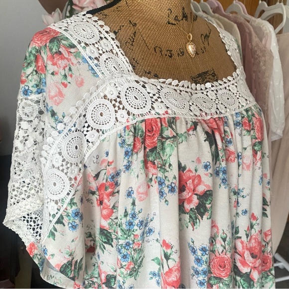 ⭐️3 for $15 or 5 for $25 Item - Shabby-Chic Floral Top With Crochet Detail - Picture 3 of 5